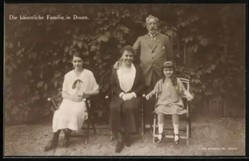 AK Die kaiserliche Familie in Doorn, Hermine, Kaiser Wilhelm II., Reuss