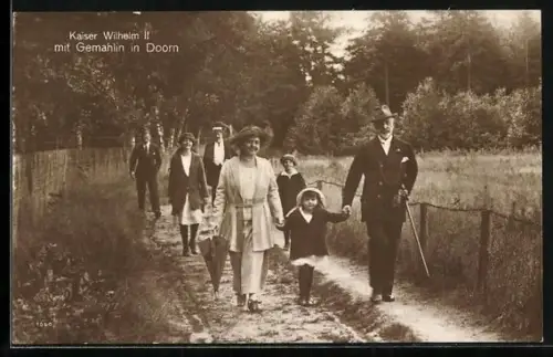 Foto-AK Kaiser Wilhelm II. mit Gemahlin in Doorn beim Spaziergang