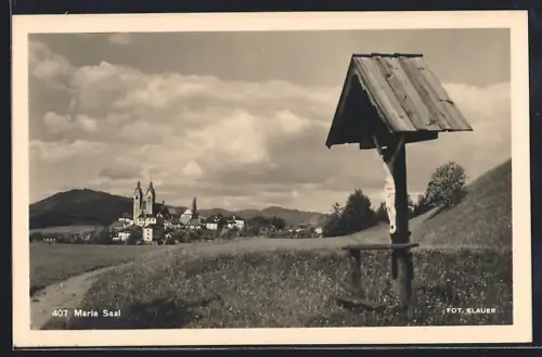 AK Maria Saal, Teilansicht mit Kirche und Flurkreuz