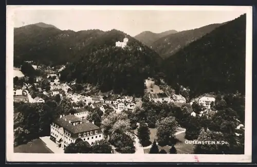 AK Gutenstein /N. Do., Teilansicht mit Bergen