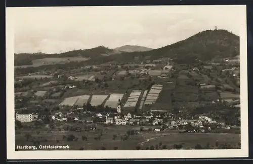AK Hartberg /Oststmk., Ortsansicht vor Feldern und Berg