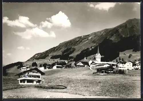 AK Riezlern /Kleinwalsertal, Ortspartie mit Kirche