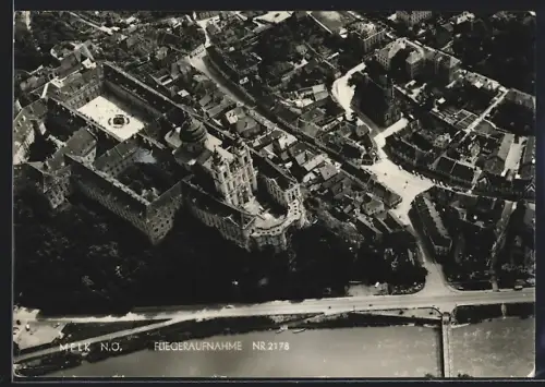 AK Melk /N. Ö., Teilansicht mit Kirche, Fliegeraufnahme