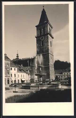 AK Judenburg, Hauptplatz mit Brunnen und Turm