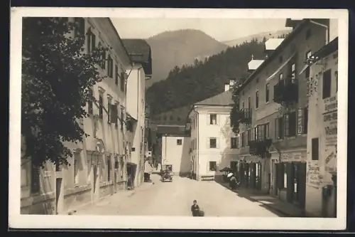AK St. Wolfgang, Strassenpartie mit bewaldetem Bergpanorama