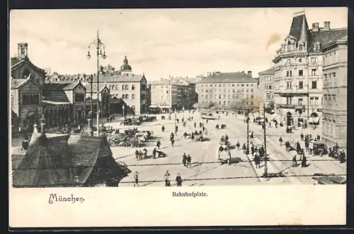 AK München, Bahnhofplatz mit Passanten