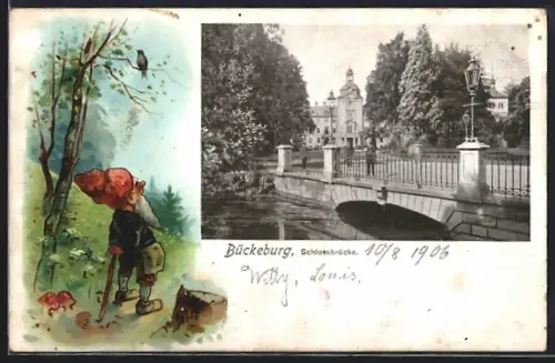 AK Bückeburg, Schlossbrücke, Zwerg schaut auf die Ansichtskarte