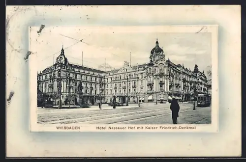 AK Wiesbaden, Hotel Nassauer Hof mit Kaiser Friedrich Denkmal und Strassenbahn
