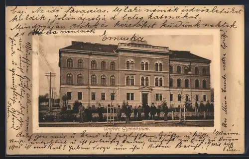 AK Ungvar, Gymnasium, Frontansicht mit kleiner Versammlung