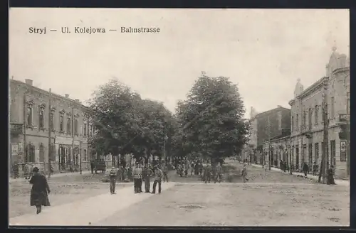 AK Stryj, Bahnstrasse mit Soldatengruppe u. Mittelpromenade