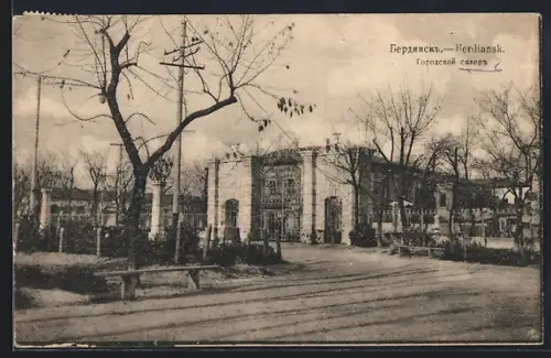 AK Berdiansk, Gebäudeanlage und Säulen, von der Strasse gesehen