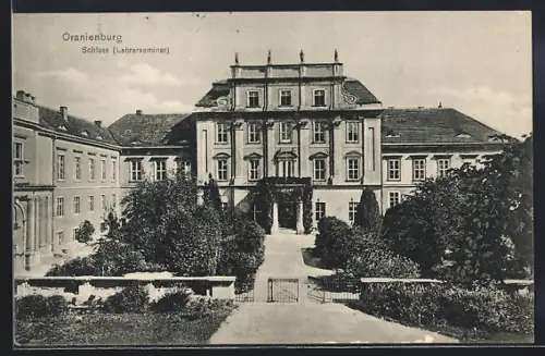 AK Oranienburg, Schloss / Lehrerseminar mit Anlagen, Frontansicht