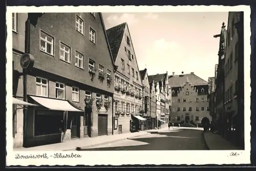 AK Donauwörth, Strassenpartie mit Rathaus u. Geschäften im Sonnenschein