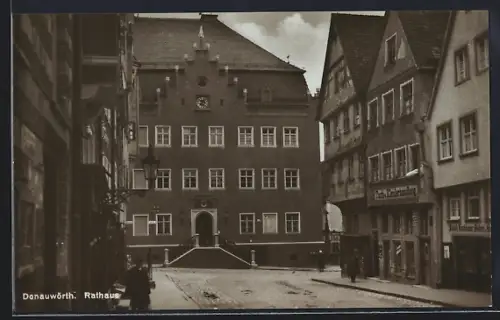 AK Donauwörth, Rathaus mit Strasse und Tuch- u. Kleiderhandlung