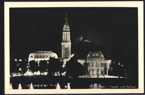 AK Kiel, Theater und Rathaus, Panorama bei nächtlicher Beleuchtung
