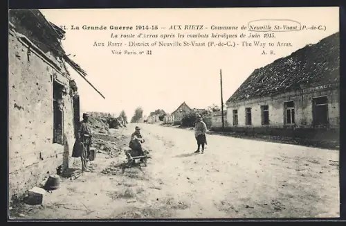 AK Neuville St-Vaast, La route d`Arras après les combats de juin 1915, La Grande Guerre 1914-15