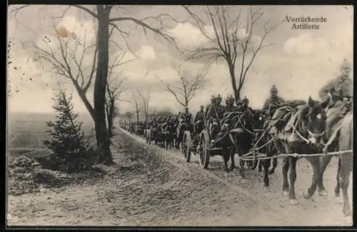 AK Soldaten der Artillerie in Uniform auf dem Marsch
