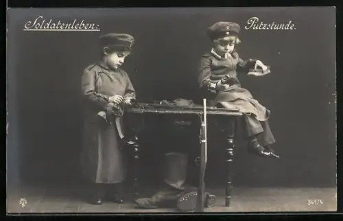 AK Zwei kleine Soldaten in der Putzstunde