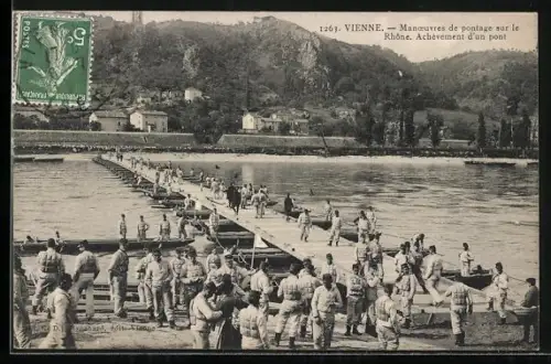 AK Vienne, Manoeuvres de pontage sur le Rhône, Achèvement d`un pont, Soldaten beim Brückenbau