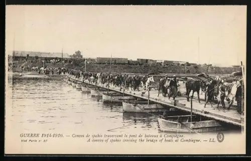 AK Compiègne, Convoi de spahis traversant le pont de bateaux, Guerre 1914-16, Soldaten mit Pferden