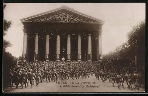 AK Siegesparade / Fete de la Victoire, Le défilé devant La Madeleine