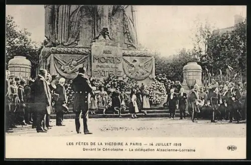 AK Paris, Siegesparade / Les Fêtes de la Victoire 1919, Debant le Cénotaphe, La délégation Alsacienne-Lorraine
