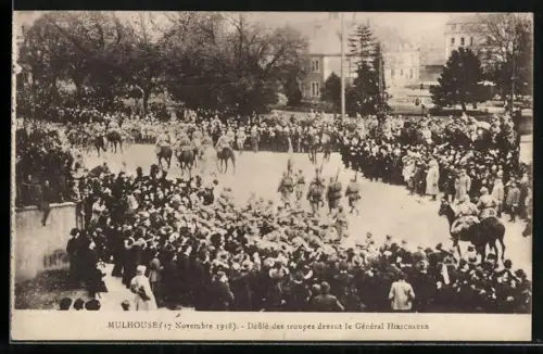 AK Mulhouse, Siegesparade / Fete de la Victoire 1918, Défilé des troupes devant le Générale Hirschauer