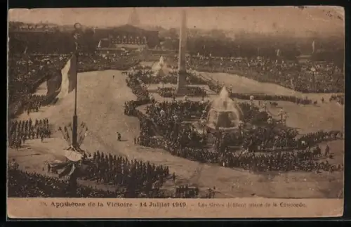 AK Apotheose de la Victoire, Les Crècs défilent place de la Concorde, Siegesparade / Fete de la Victoire 1919