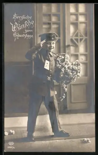 AK Kleiner Soldat mit Blumenkorb, Geburtstagsgruss