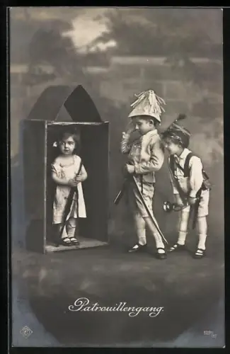 AK Kleine Soldaten beim Patrouillengang