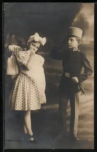 AK Kleiner Soldat in Uniform mit Mädchen