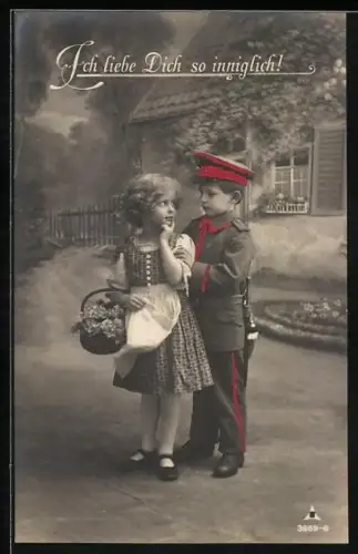 AK Kleiner Soldat in Uniform mit einem Mädchen
