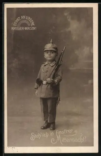 AK Junge in Uniform mit Gewehr und Pickelhaube