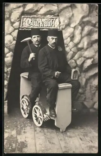 AK Zwei Bergarbeiter am Schachteingang, Bergbau