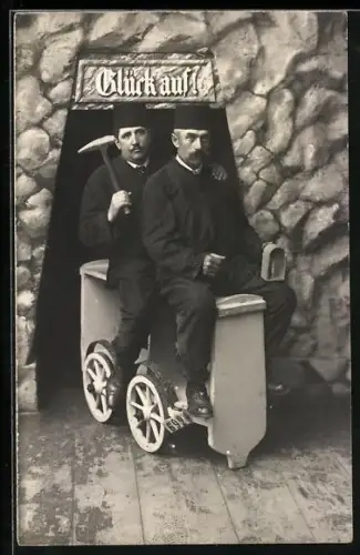 AK Zwei Bergarbeiter am Schachteingang, Bergbau