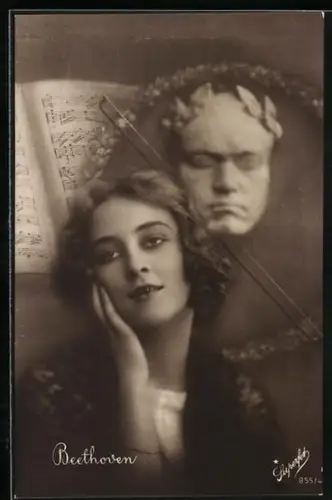 AK Verzückte Dame mit Büste von Beethoven