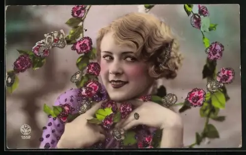 Glitzer-Perl-AK Porträt einer Dame mit rosanen Blumen mit Glitzer-Perlen