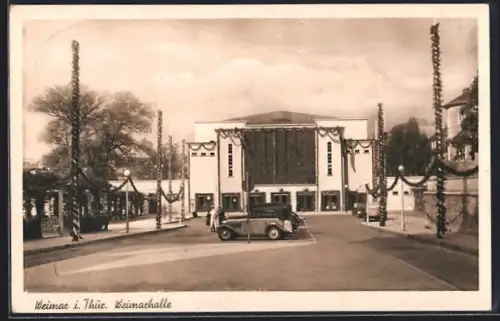 AK Weimar i. Thür., Weimarhalle mit Parkplatz