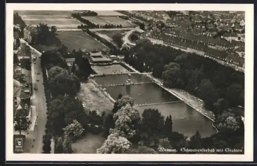 AK Weimar / Thür., Schwanenseebad mit Stadion vom Flugzeug aus
