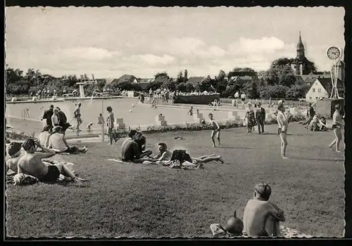 AK Bad Essen, Sole-Freibad, Liegewiese mit Schwimmbecken und Ortspanorama