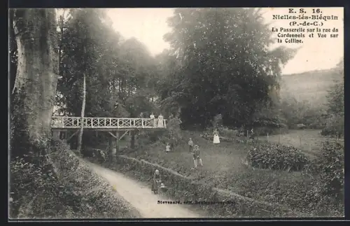 AK Nielles-les-Bléquin /P.-de-C., La Passerelle sur la rue du Cardonnois et Vue sur la Colline