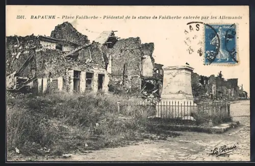 AK Bapaume, Place Faidherbe, Piédestal de la statue de Faidherbe enlevée par les Allemands