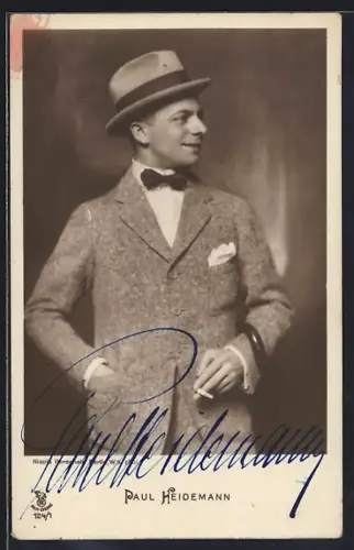 AK Schauspieler Paul Heidemann mit Zigarette in der Hand mit Autograph