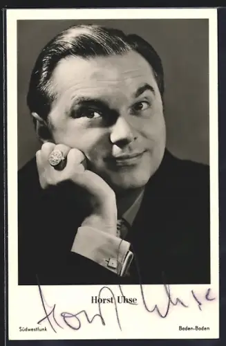AK Schauspieler Horst Uhse den Kopf in die Hand gestützt, mit Autograph