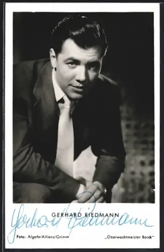 AK Schauspieler Gerhard Riedmann im Anzug und Krawatte mit Autograph