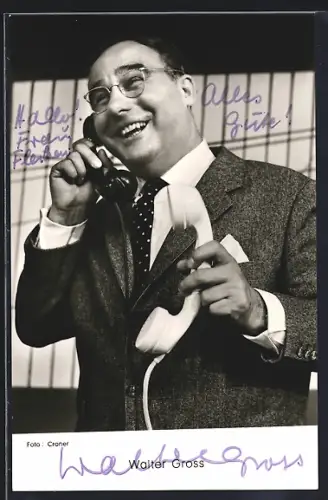 AK Schauspieler Walter Gross mit zwei Telefonen, mit Autograph