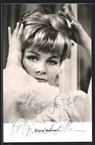 AK Schauspielerin Sabine Bethmann im Porträt mit Autograph