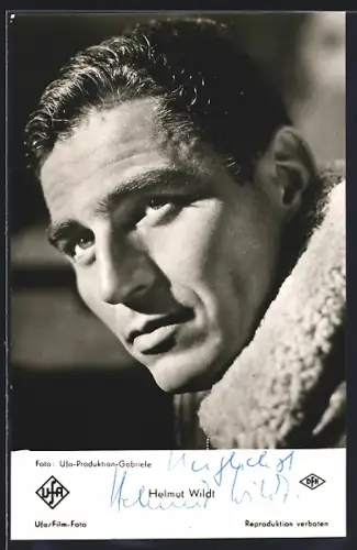 AK Schauspieler Helmut Wildt in dramatischem Licht mit Autograph
