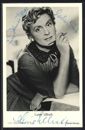 AK Luise Ullrich mit Stift und Papier, Autograph