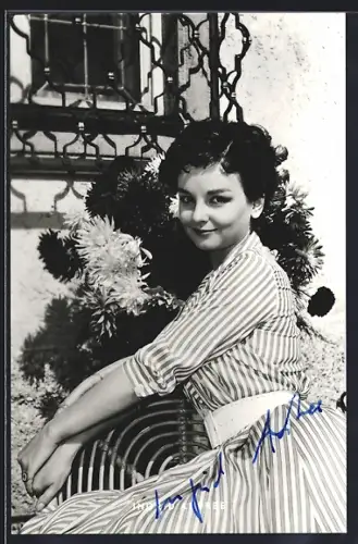 AK Ingrid Andree im gestreiften Kleid, Autograph